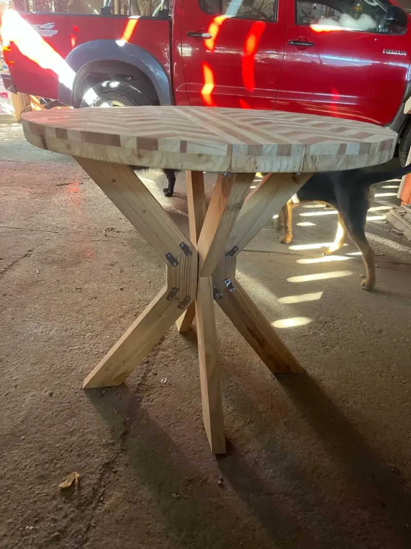 Mesa redonda de madera estilo chevron - 2