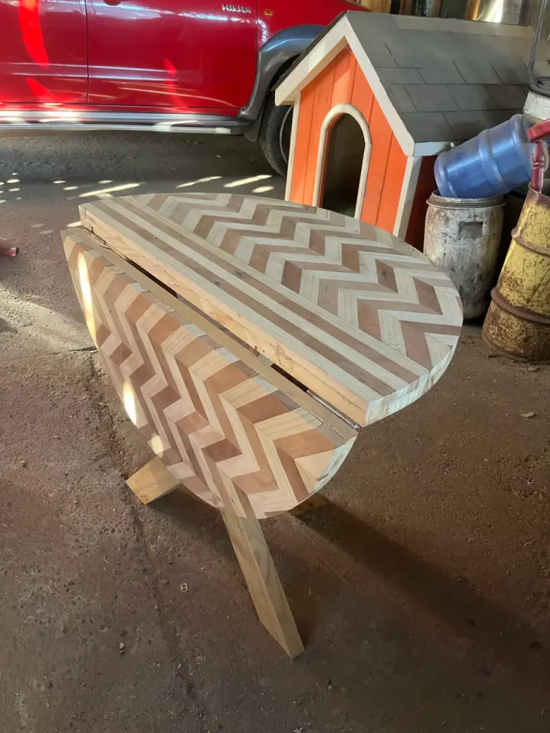 Mesa redonda de madera estilo chevron - 3