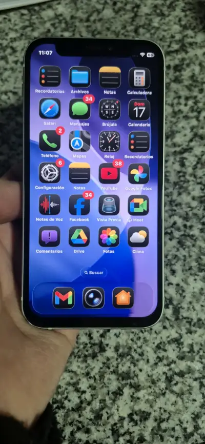 iPhone 11 verde en buen estado - miniatura 2