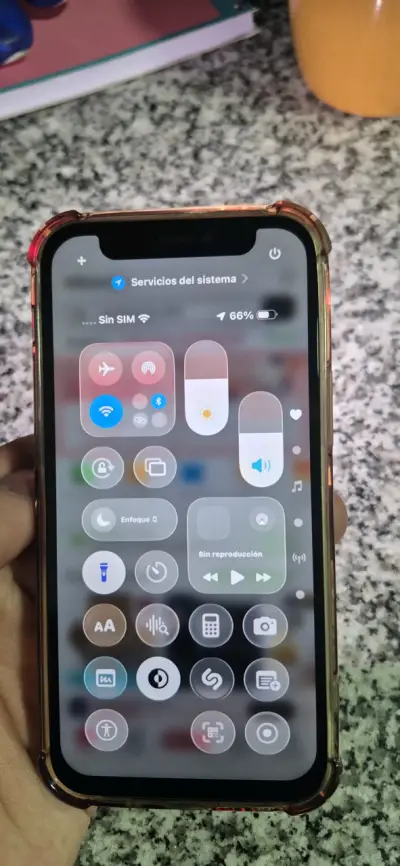 iPhone 11 verde en buen estado - miniatura 3