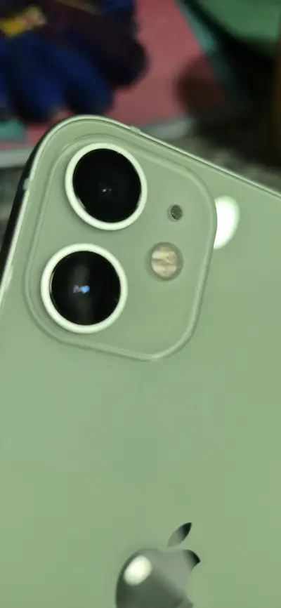 iPhone 11 verde en buen estado - miniatura 4