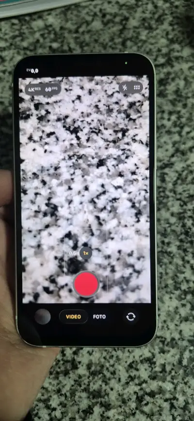iPhone 11 verde en buen estado - miniatura 5