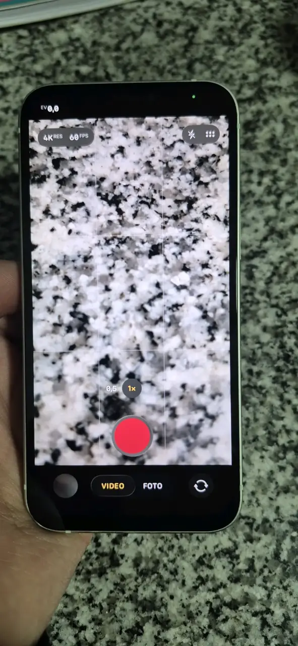 iPhone 11 verde en buen estado - 10