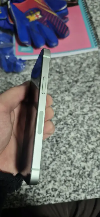 iPhone 11 verde en buen estado - miniatura 11