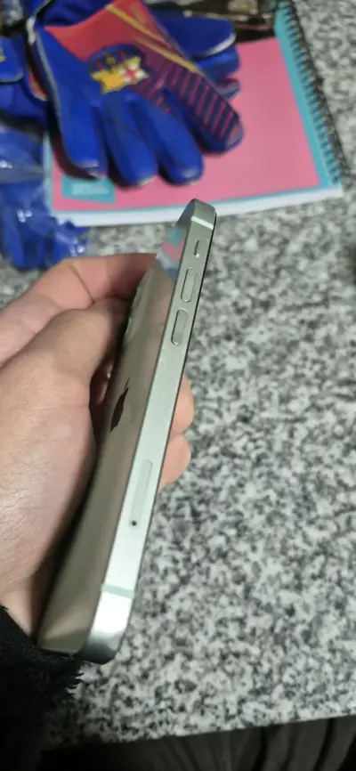 iPhone 11 verde en buen estado - miniatura 12