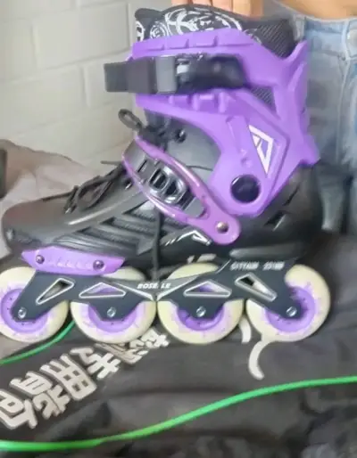 Patines en línea negros y morados - miniatura 1