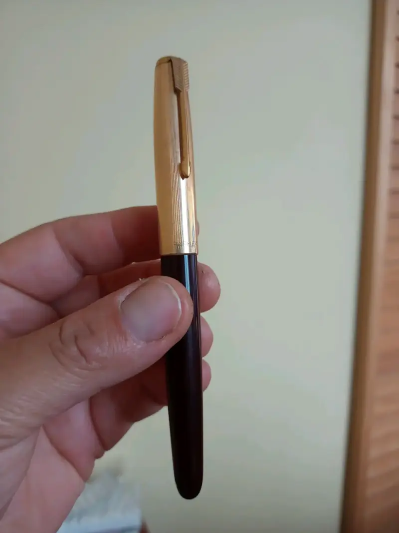 Pluma estilográfica vintage dorada y burdeo - 1