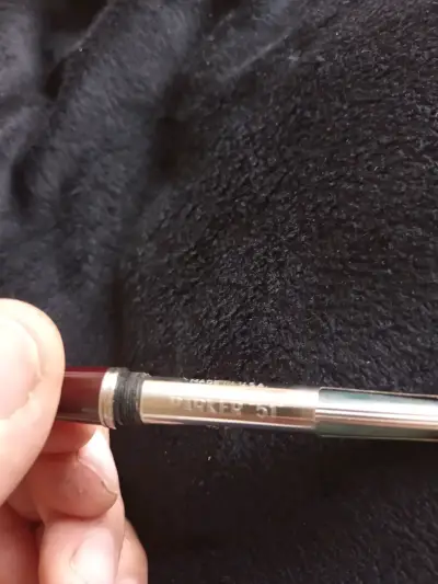 Pluma estilográfica vintage dorada y burdeo - miniatura 3