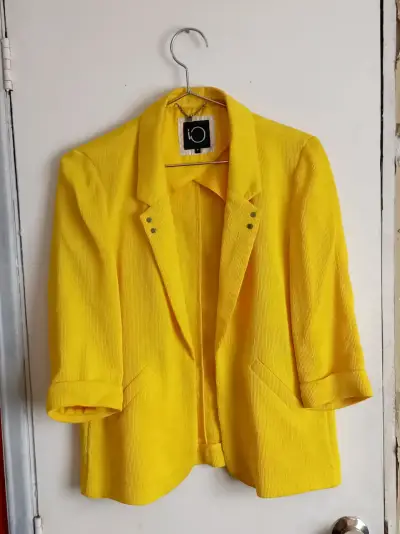 Blazer amarillo con diseño moderno - miniatura 1