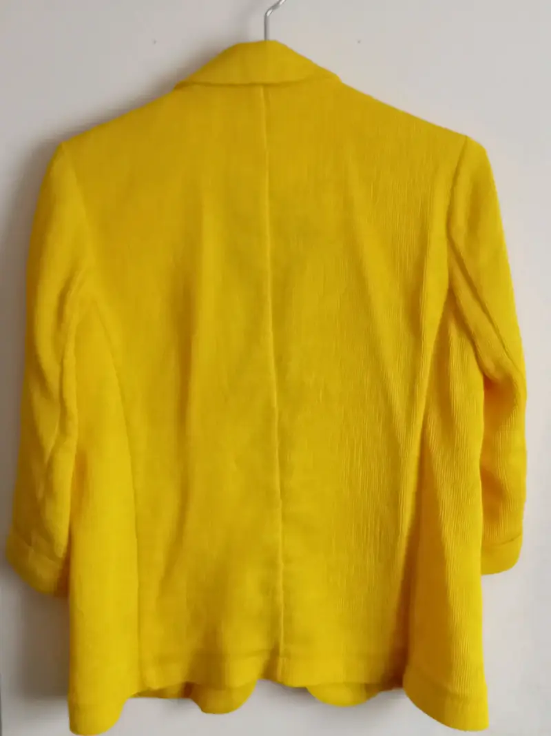 Blazer amarillo con diseño moderno - 2
