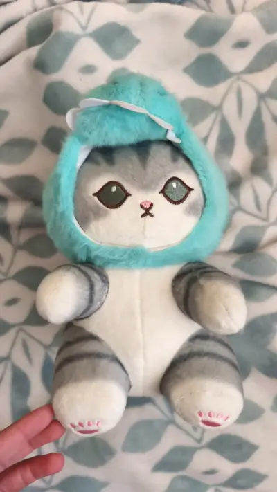 Peluche de gato con gorro azul - miniatura 1