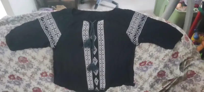 Blusa bohemia negra con bordados blancos - 1