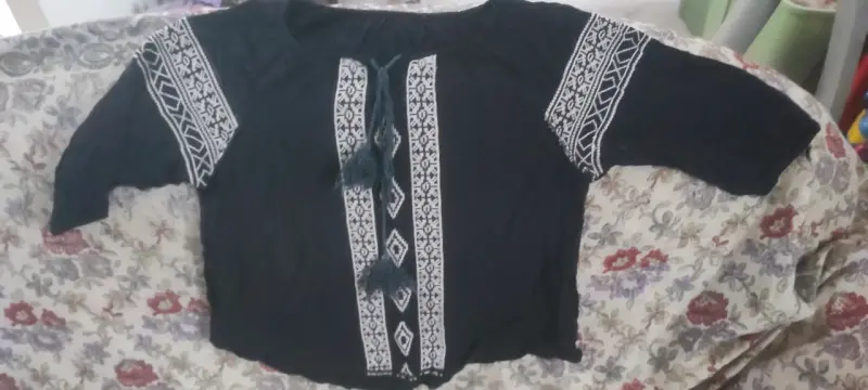 Blusa bohemia negra con bordados blancos - 2
