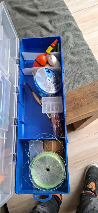 Caja de pesca con accesorios variados - miniatura 1