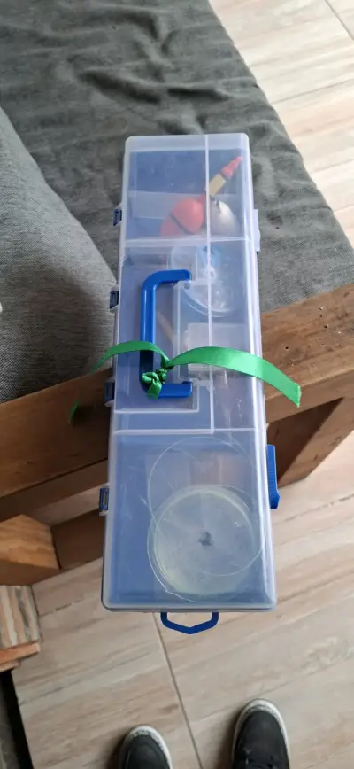 Caja de pesca con accesorios variados - miniatura 2