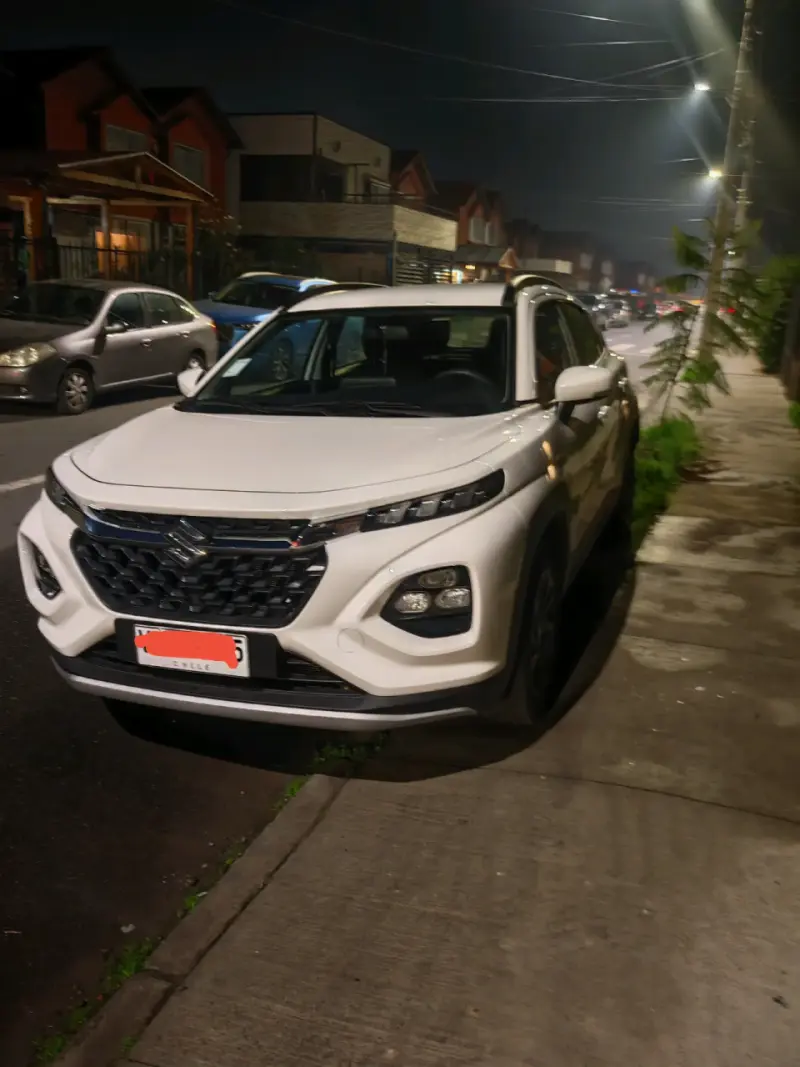 Auto Suzuki híbrido blanco en buen estado - 2