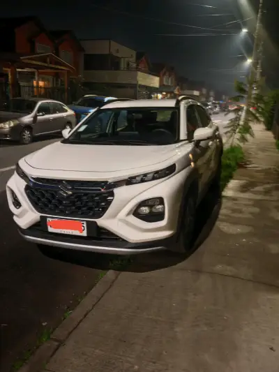 Auto Suzuki híbrido blanco en buen estado - miniatura 2