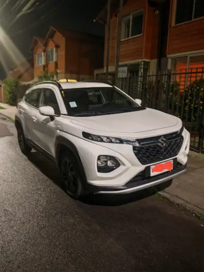 Auto Suzuki híbrido blanco en buen estado - miniatura 3