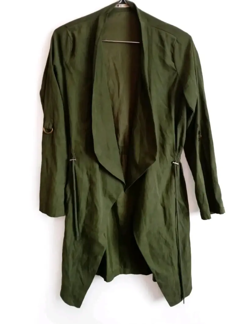 Abrigo verde oliva estilo casual