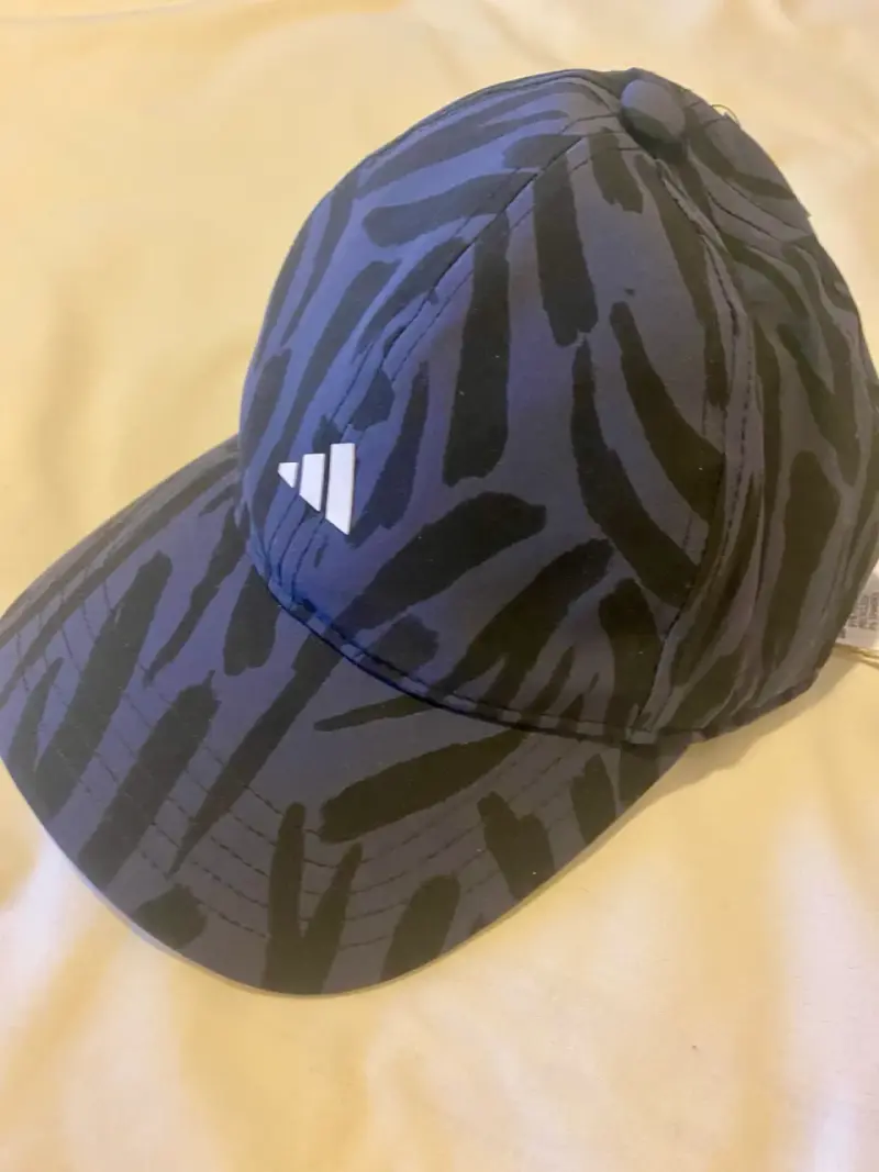 Gorra deportiva estampada azul y negra - 1