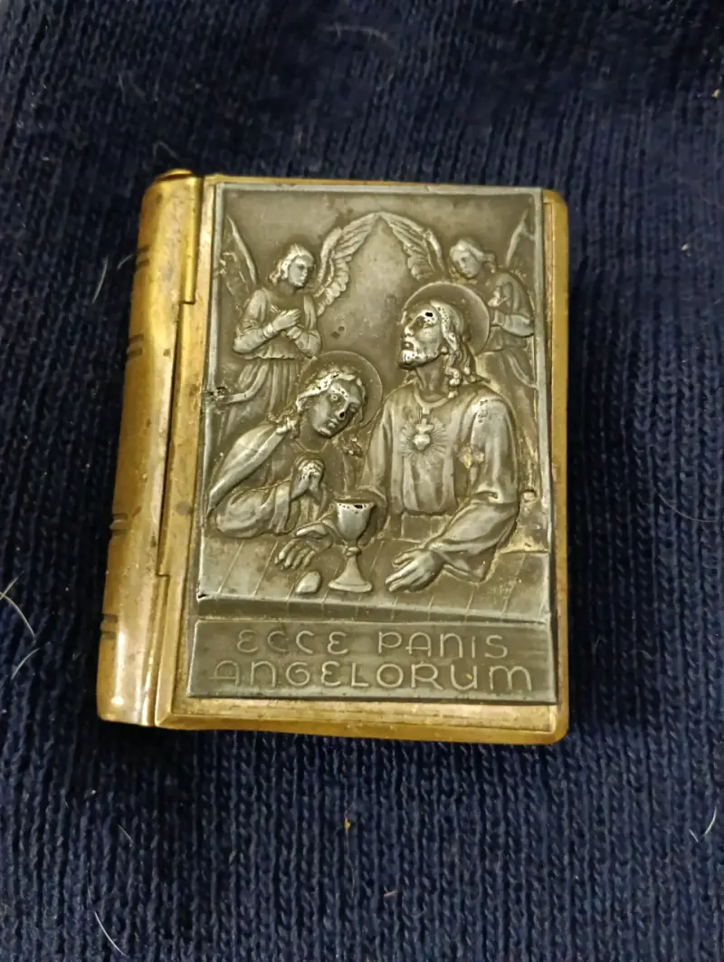 Antiguo libro de oraciones con cubierta metálica - 1