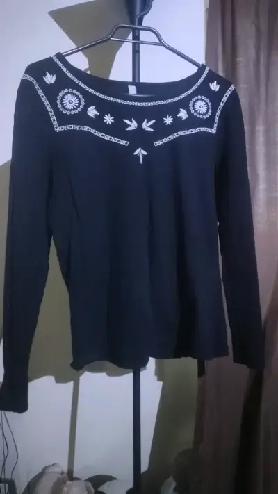 Polera negra con bordado floral - miniatura 1