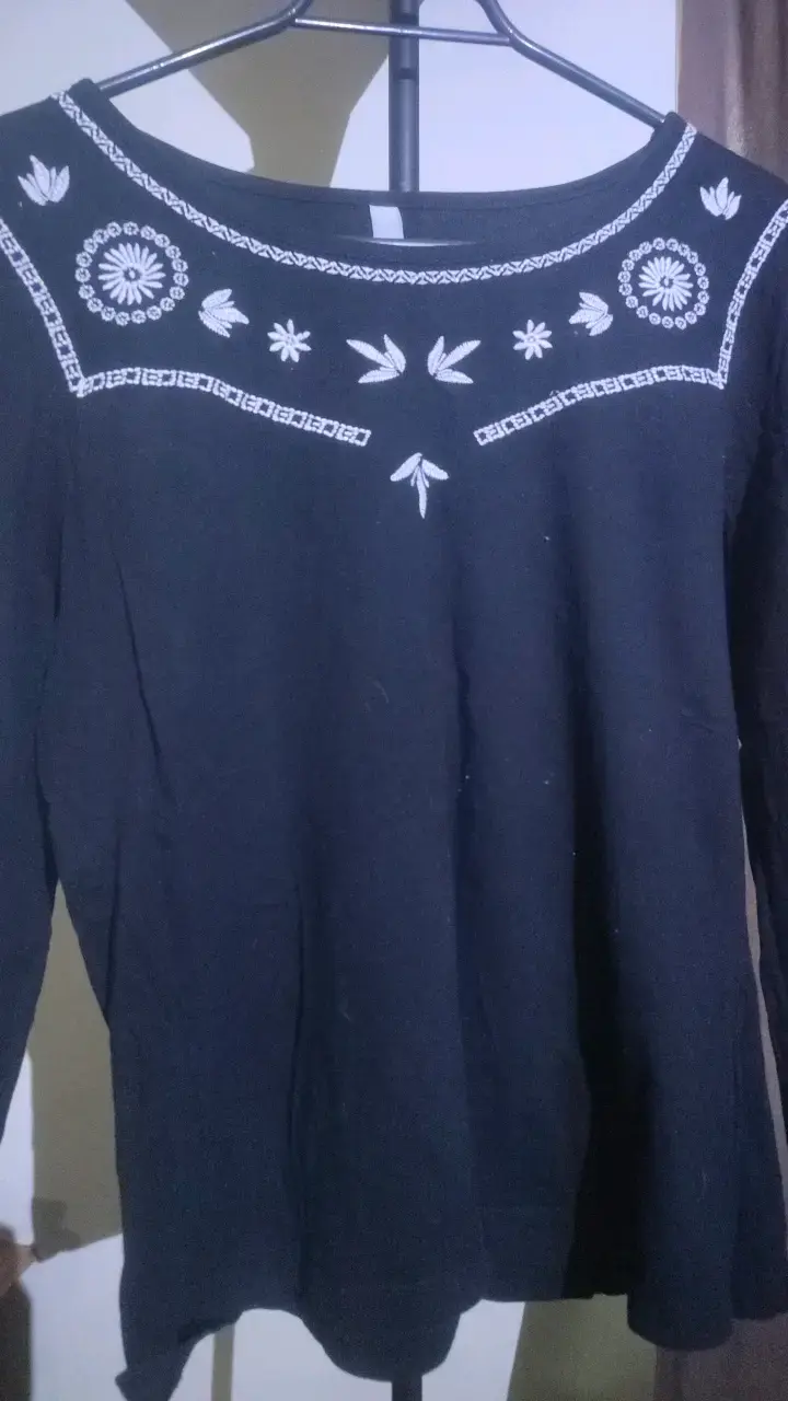 Polera negra con bordado floral - 2