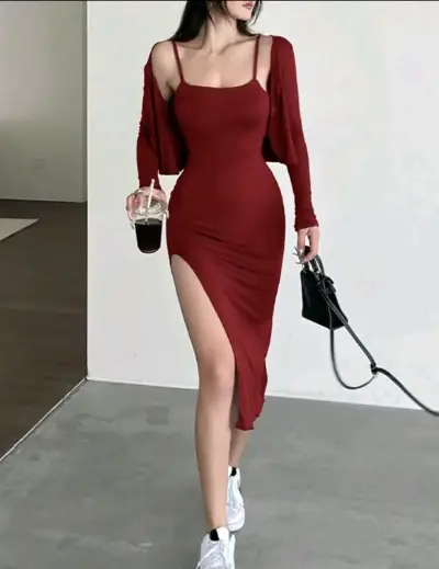 Vestido rojo ajustado con abertura lateral - miniatura 2