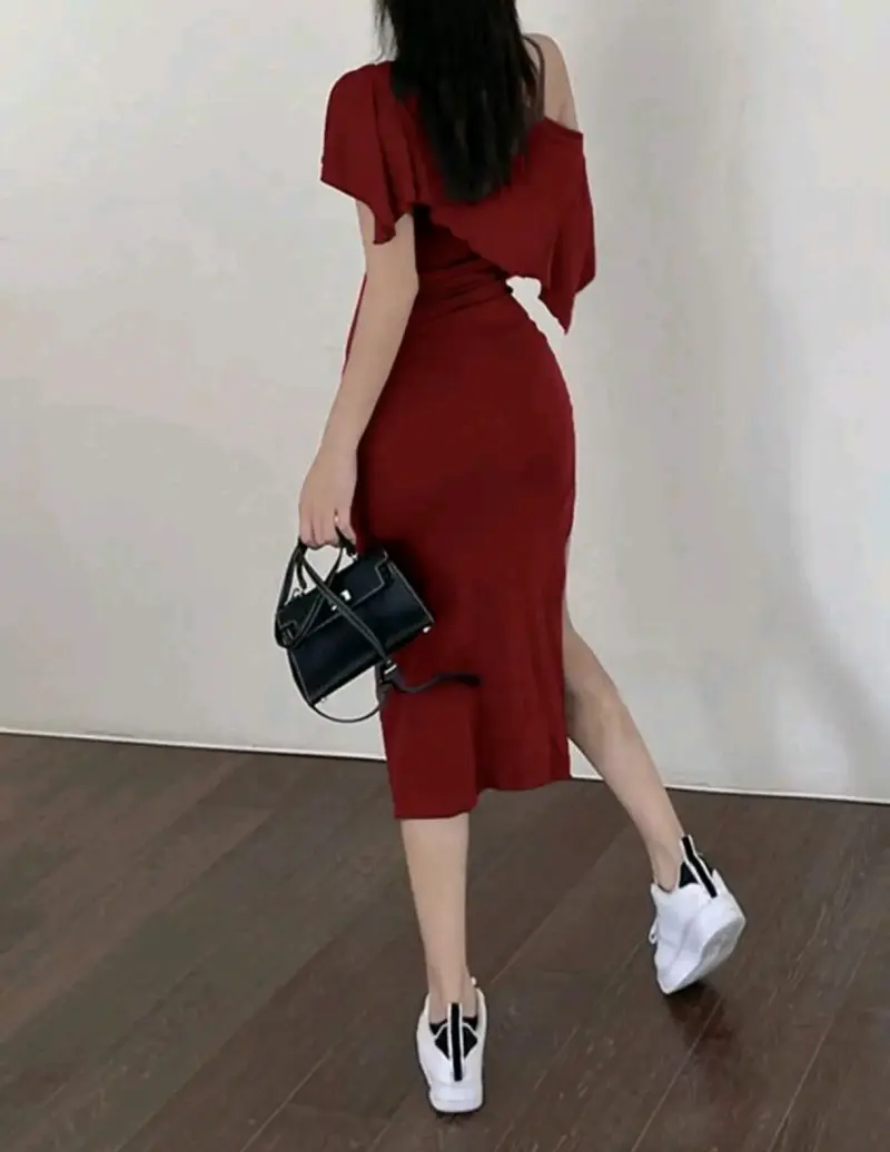 Vestido rojo ajustado con abertura lateral - 3