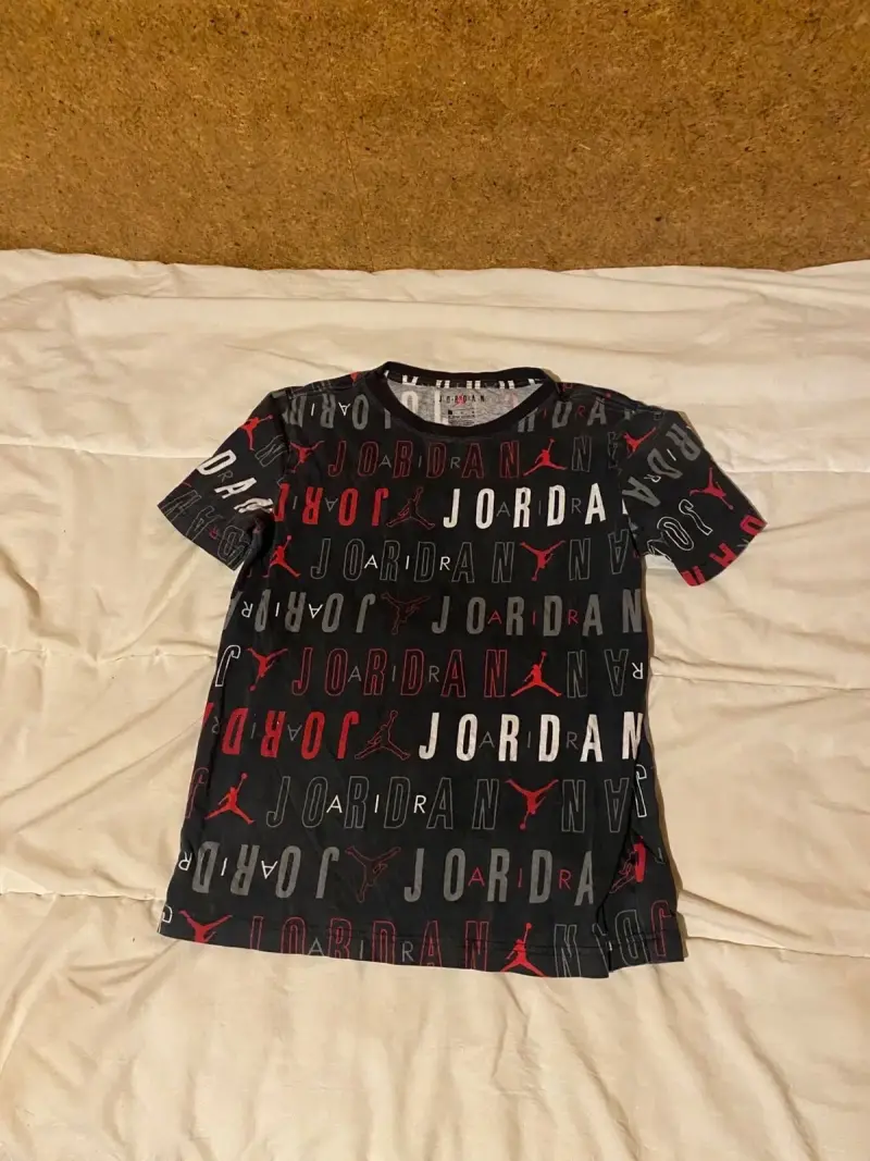 Polera Jordan estampada negra para hombre