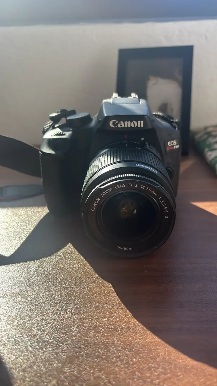 Cámara CANON T100 y 3 lentes Canon.