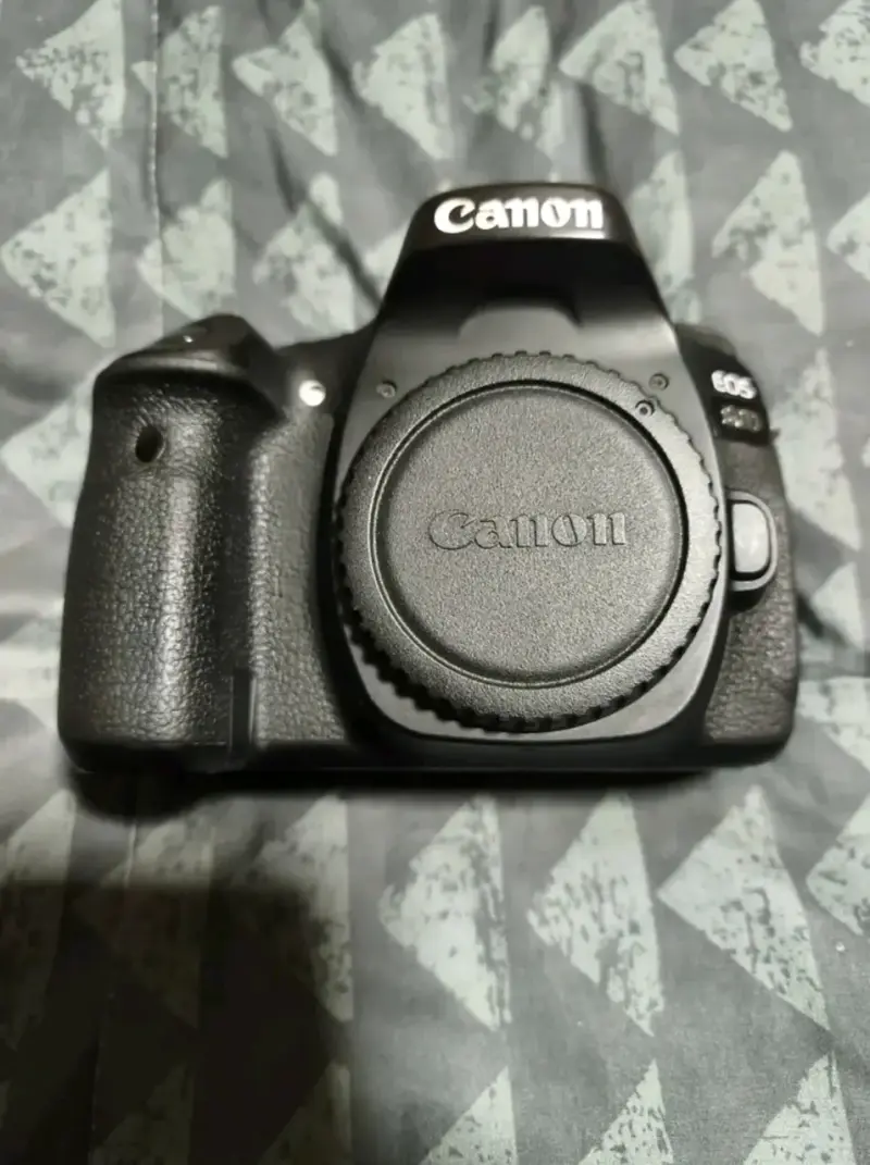 Cámara Canon EOS 80D en buenas condiciones. - 1