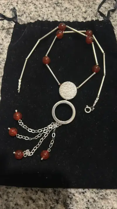 Collar de plata con puedras de granate y colgante - miniatura 2