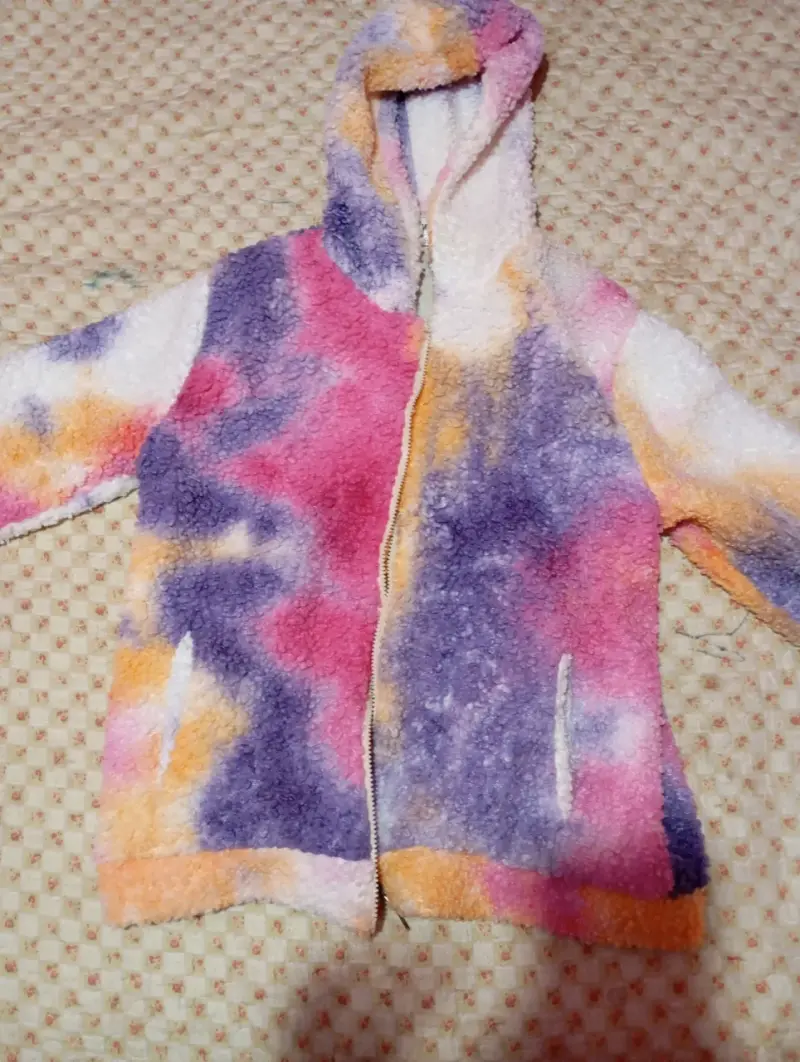 Chaqueta polar con capucha tie-dye