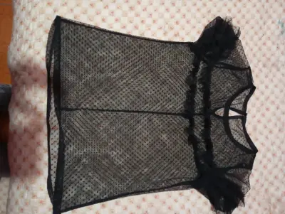 Blusa transparente de encaje negro - miniatura 1