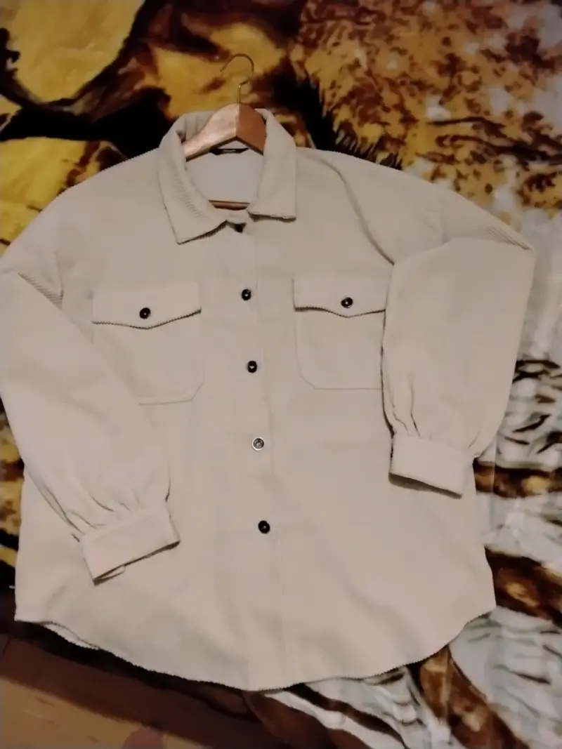 Camisa beige de pana con bolsillos - 1