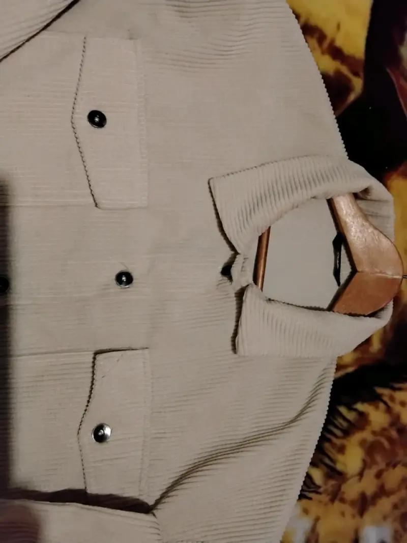 Camisa beige de pana con bolsillos - 2