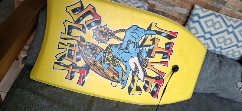Bodyboard amarillo con diseño gráfico - 1