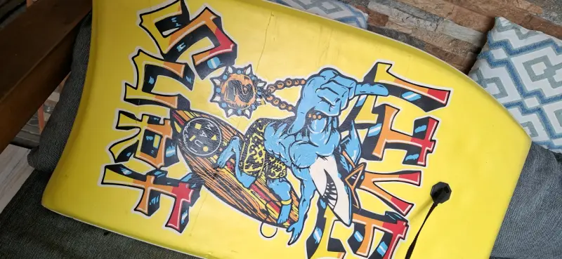Bodyboard amarillo con diseño gráfico - 2