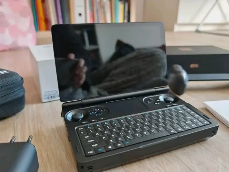 Mini laptop portátil con teclado y joystick - 1