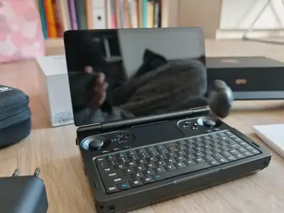 Mini laptop portátil con teclado y joystick - miniatura 1