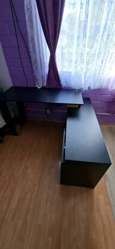 Escritorio en L negro moderno para oficina - miniatura 1