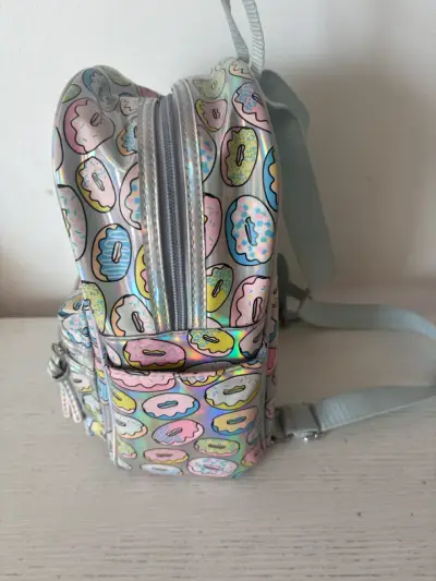 Mochila holográfica con diseño de donuts - miniatura 4