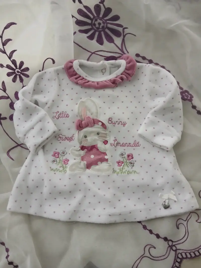 Polera infantil con diseño de conejo