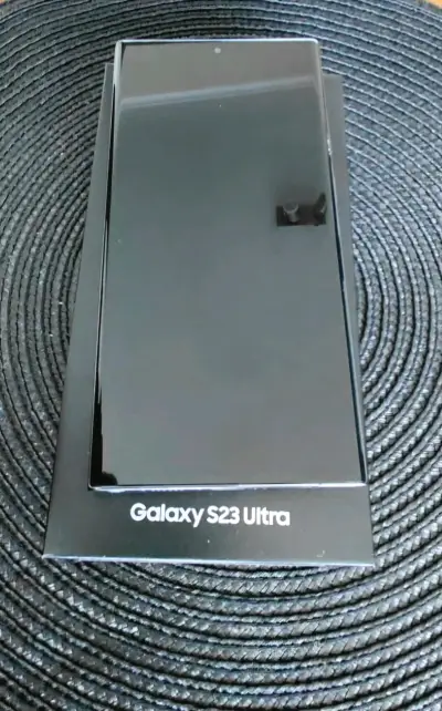 Samsung Galaxy S23 Ultra en excelente estado - miniatura 1