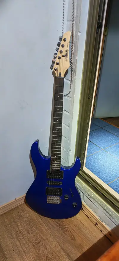Guitarra eléctrica Yamaha azul erg 121 - miniatura 1