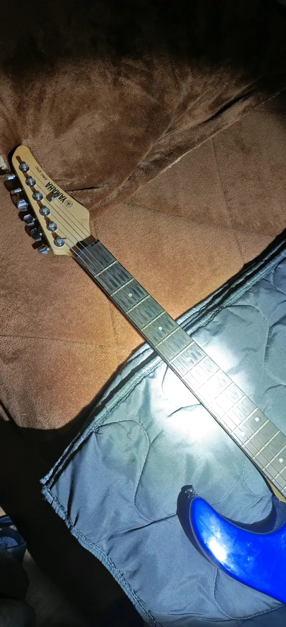 Guitarra eléctrica Yamaha azul erg 121 - 3