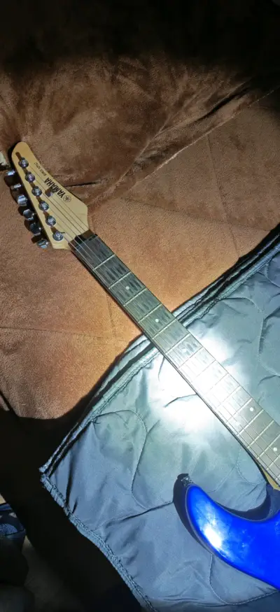 Guitarra eléctrica Yamaha azul erg 121 - miniatura 3