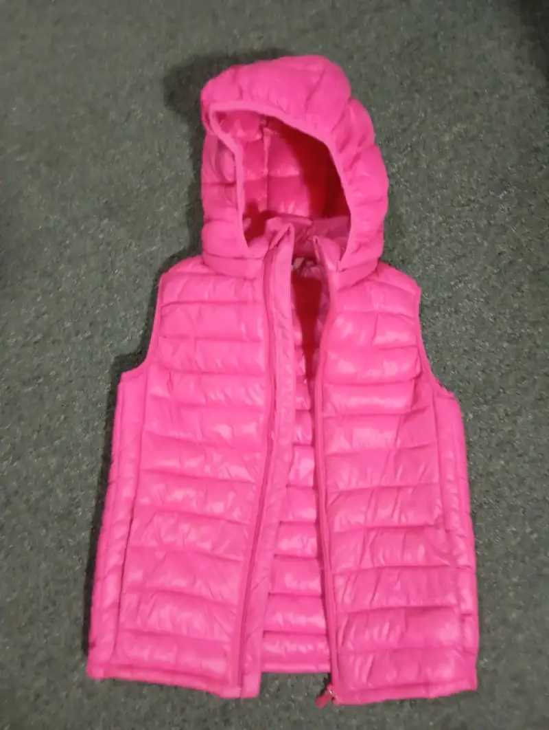 Chaqueta acolchada sin mangas rosado para niña