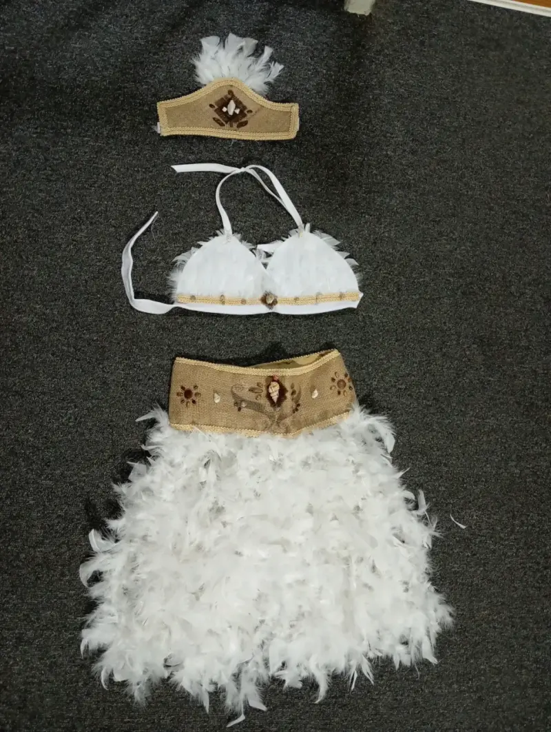 Disfraz de danza polinesia con plumas